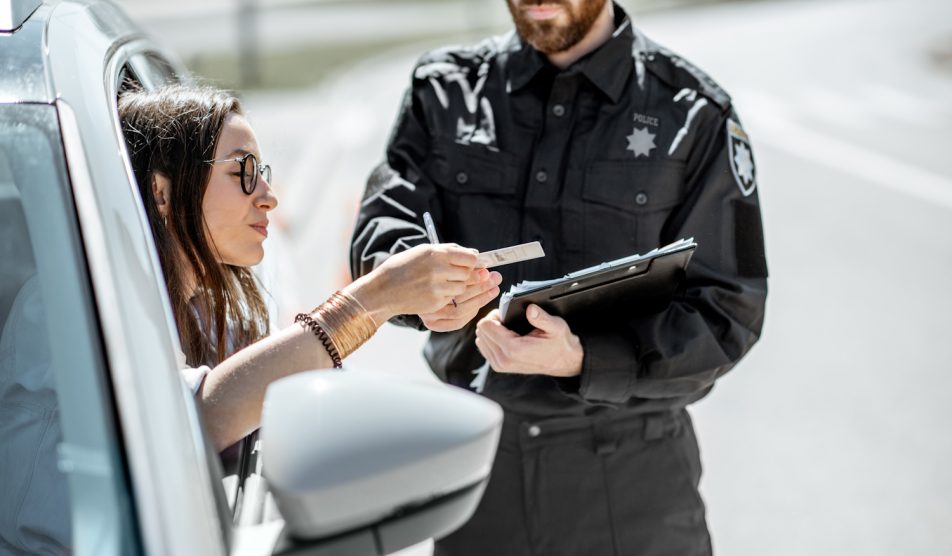 rendőr igazoltatja a nőt vezetés közben