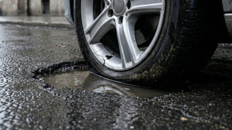 kátyúba ment az autó kátyúkárt szenvedett