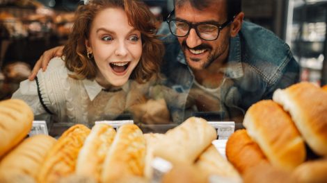 kenyeret vásárol apa és anya és örülnek, hogy olcsó