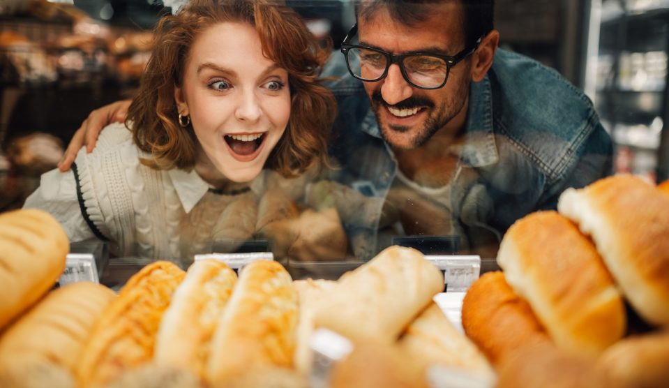 kenyeret vásárol apa és anya és örülnek, hogy olcsó
