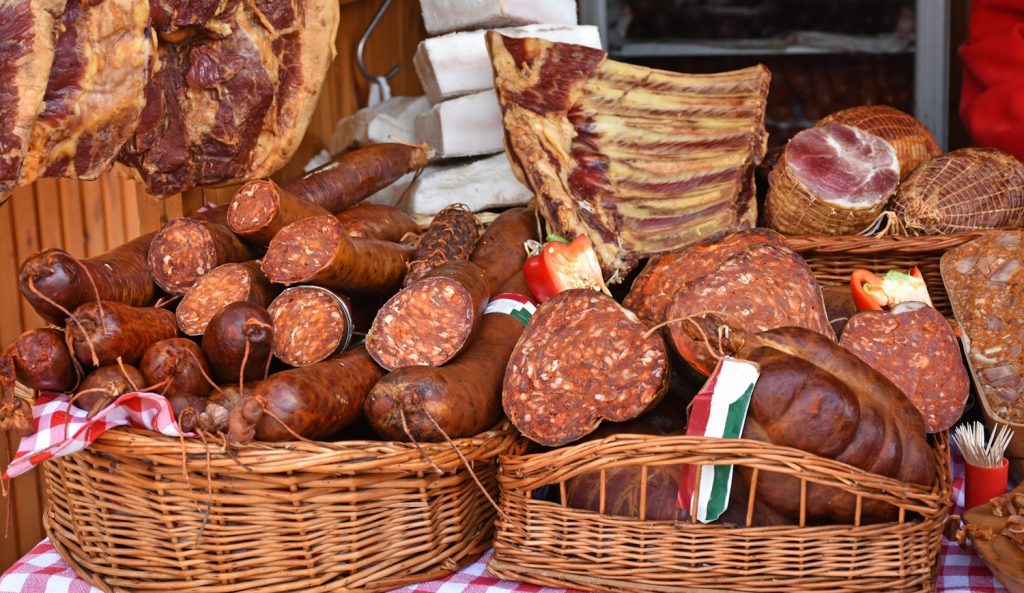 sok kolbász, szalám, füstölt sonka és szalonna