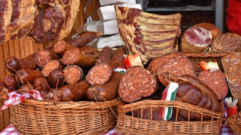 sok kolbász, szalám, füstölt sonka és szalonna