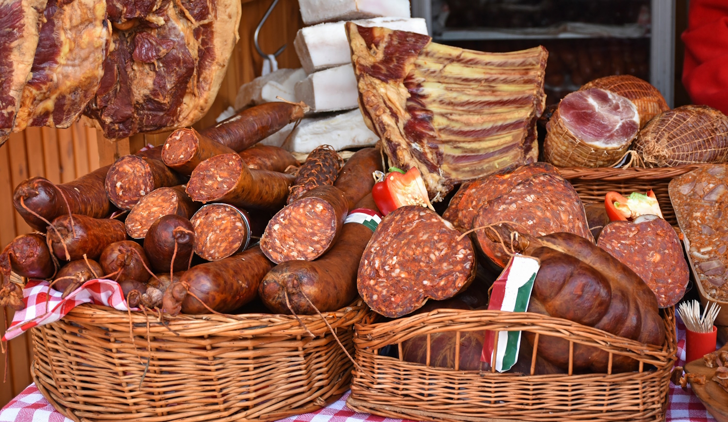 sok kolbász, szalám, füstölt sonka és szalonna