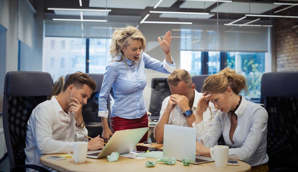 Női főnök veszekszik a kollégákkal