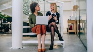 két nő beszélget a munkahelyen