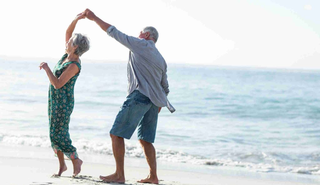 idősebb pár táncol a tengerparton