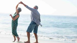 idősebb pár táncol a tengerparton