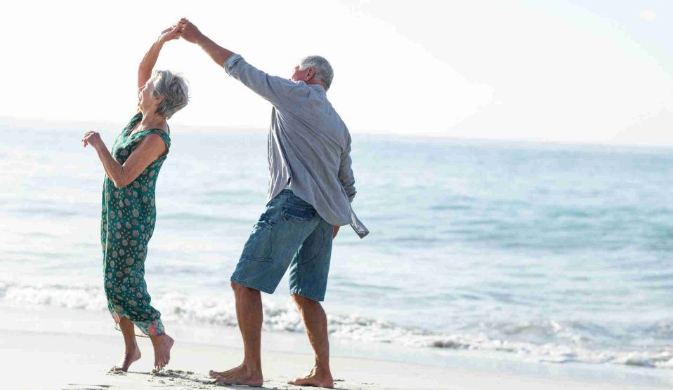 idősebb pár táncol a tengerparton