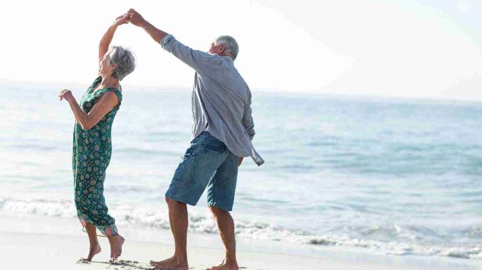 idősebb pár táncol a tengerparton