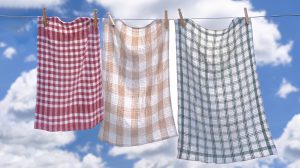 Konyharuhák lógnak a szárítón