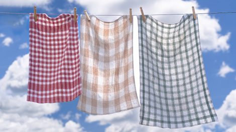 Konyharuhák lógnak a szárítón