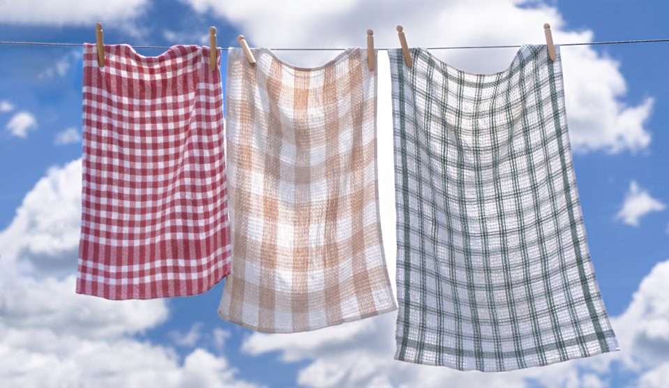 Konyharuhák lógnak a szárítón