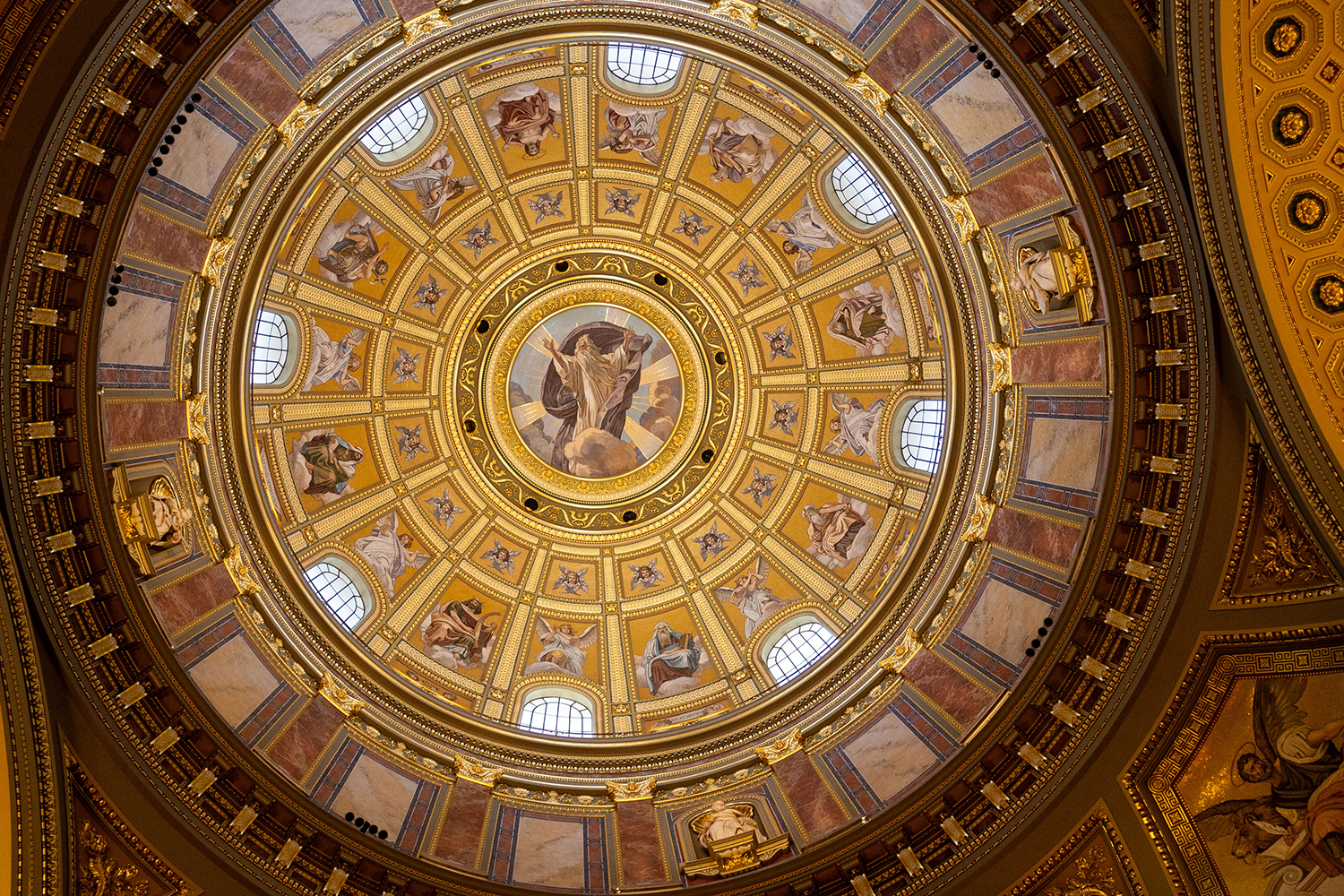 Szent István-bazilika kupolája belülről