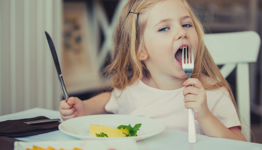 cuki szőke kislány krumplipürét eszik