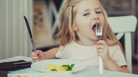 cuki szőke kislány krumplipürét eszik