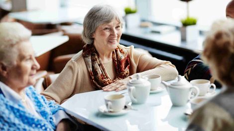 Idősebb hölgyek kávézóban beszélgetnek