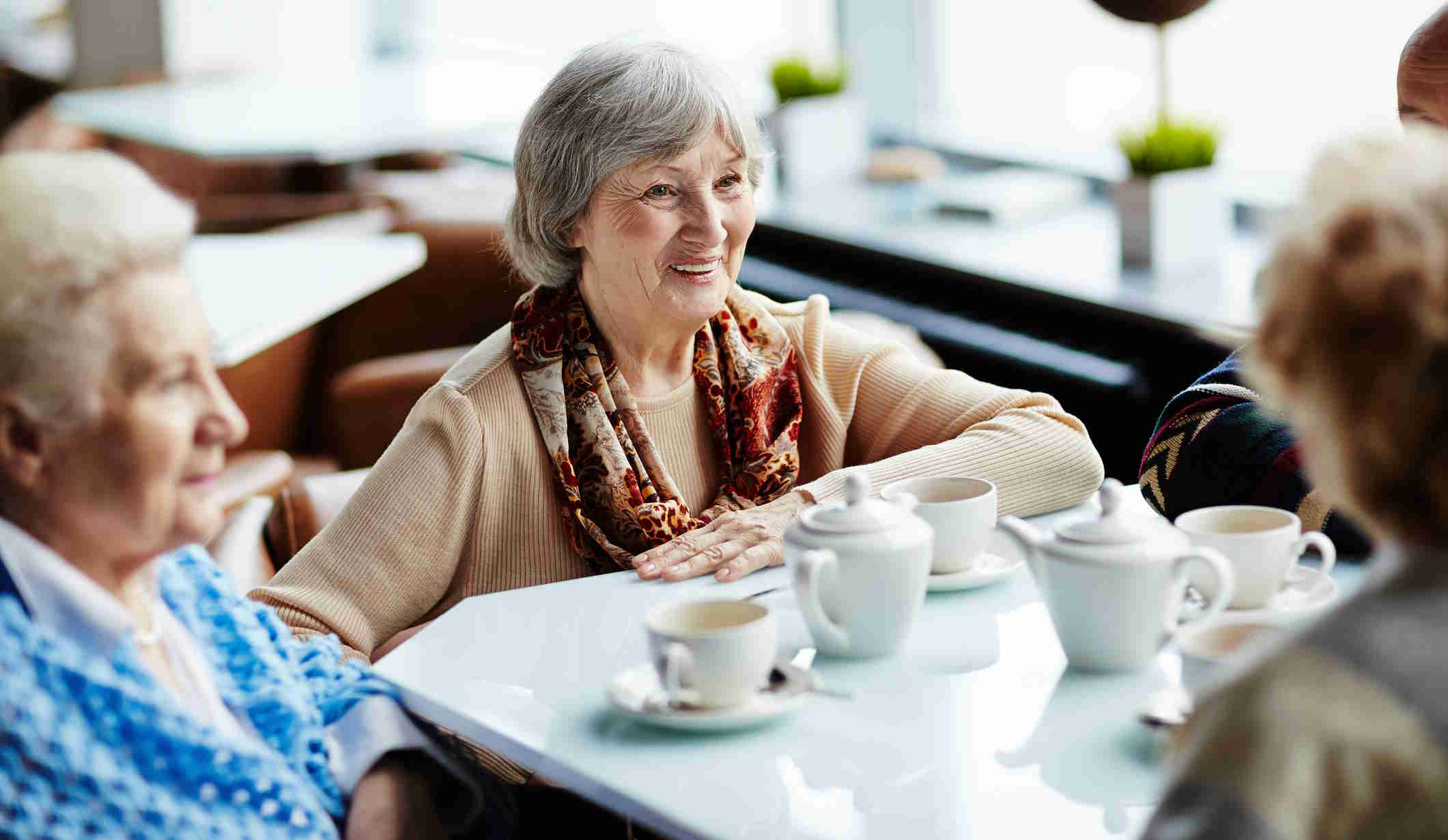 Idősebb hölgyek kávézóban beszélgetnek