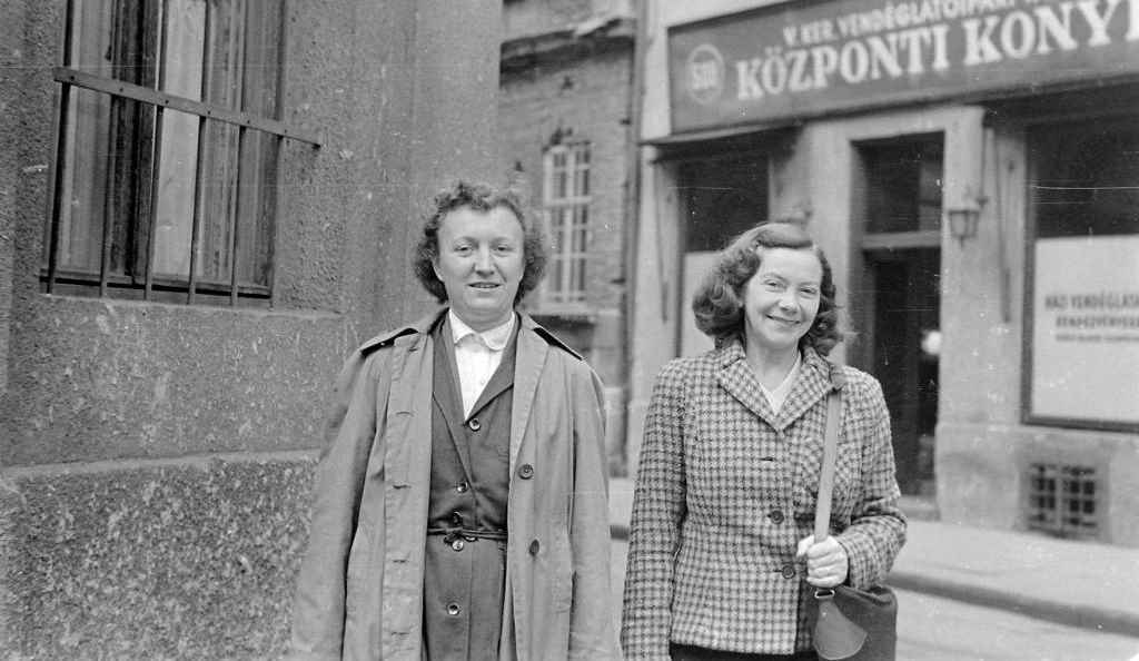 Két nő az utcán áll az ötvenes években