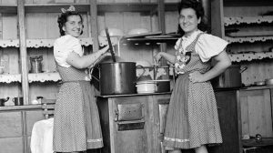 két nő áll a konyhában az ötvenes években