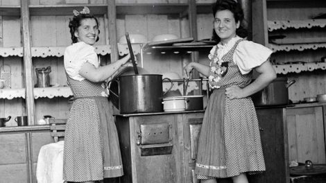 két nő áll a konyhában az ötvenes években