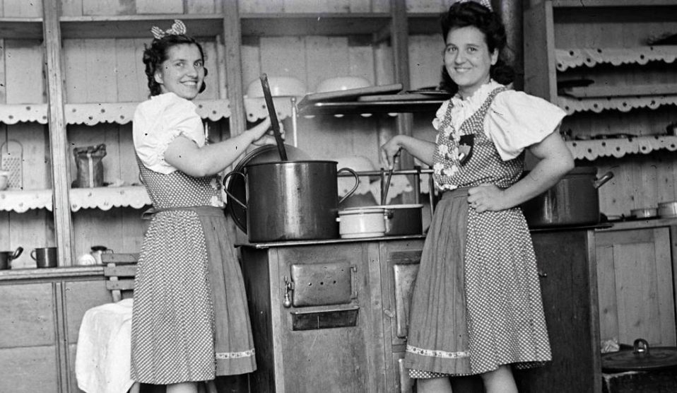 két nő áll a konyhában az ötvenes években