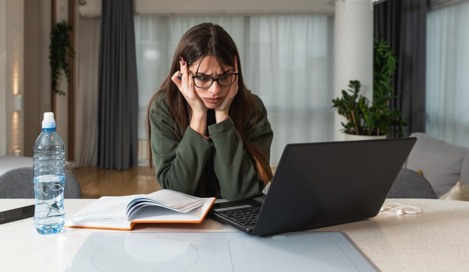 lassú az internet ezért bosszankodik egy fiata lány