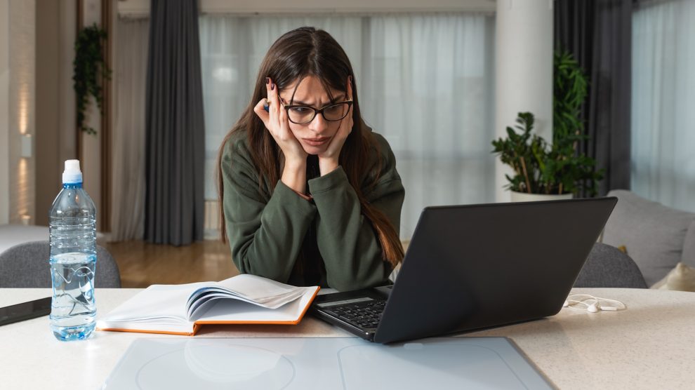 lassú az internet ezért bosszankodik egy fiata lány