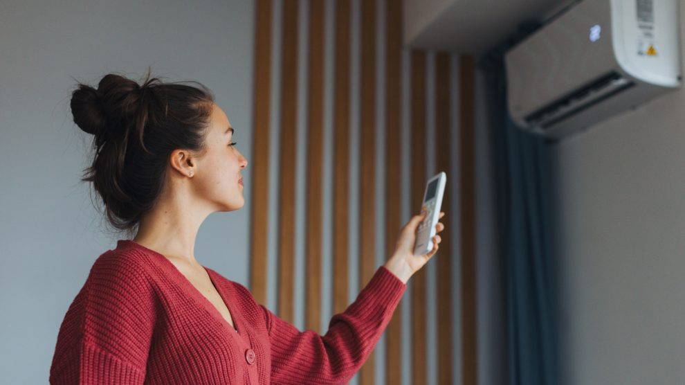 Egy lány állítja a klímát