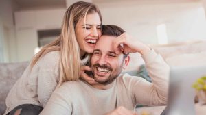 szerelmes pár a kanapén