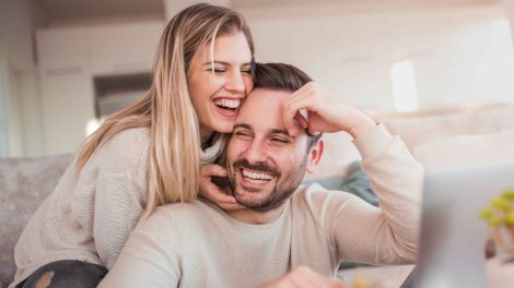 szerelmes pár a kanapén