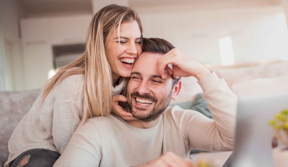 szerelmes pár a kanapén