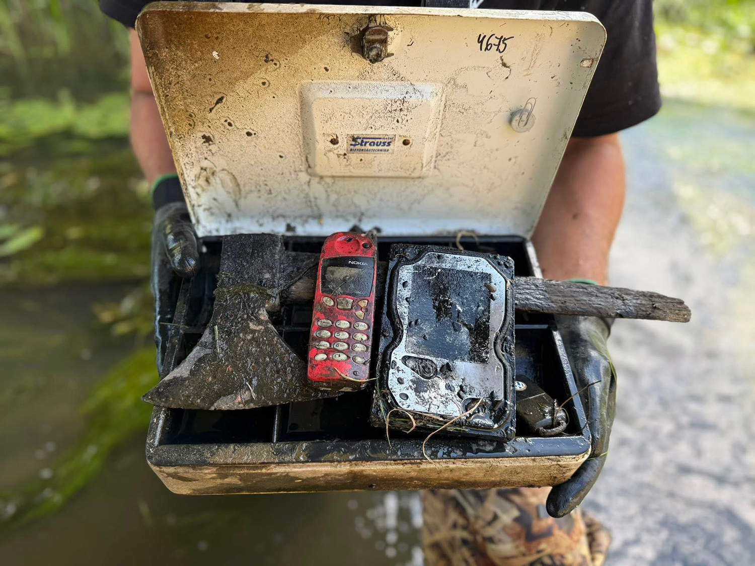 Mágneshorgászattal talált telefonok