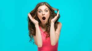 nagyon meglepődött a fiatal szép lány