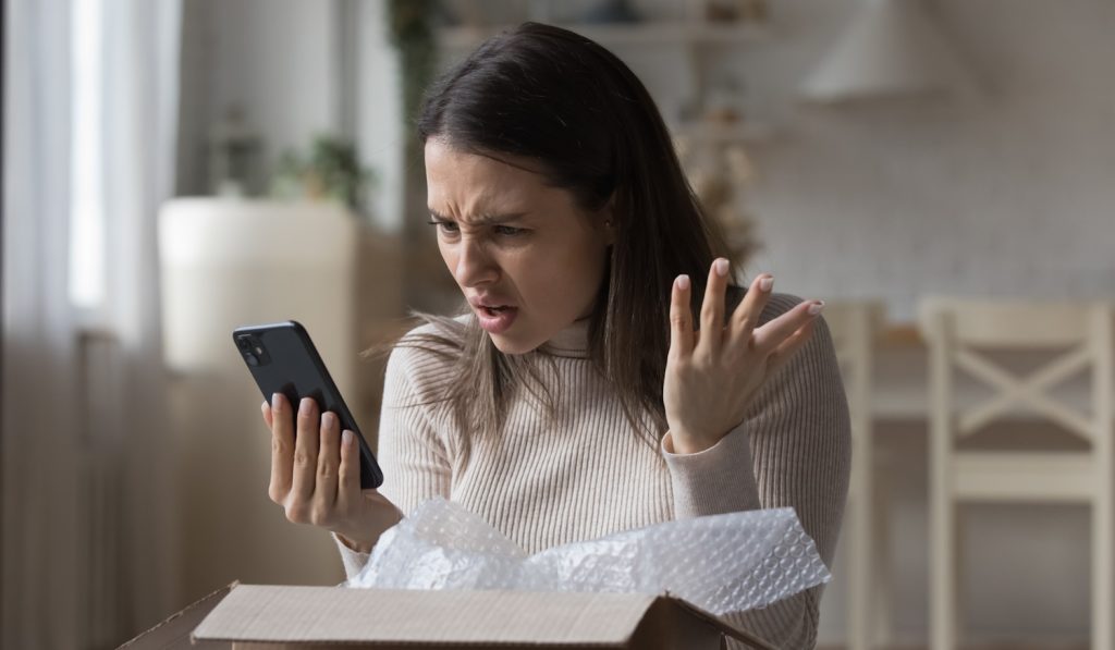 moniltelefont néz mérgesen a fiatal lány