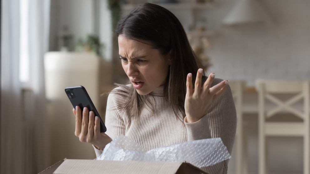 moniltelefont néz mérgesen a fiatal lány