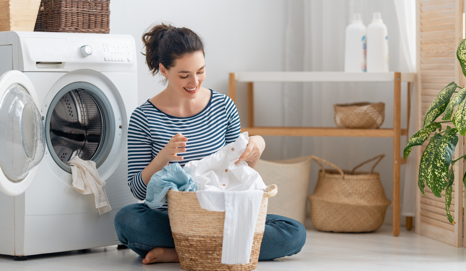 nő fehér mosás készít be a mosógépbe