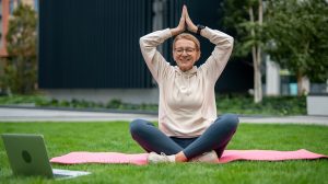 Egy nő sportol a szabadban