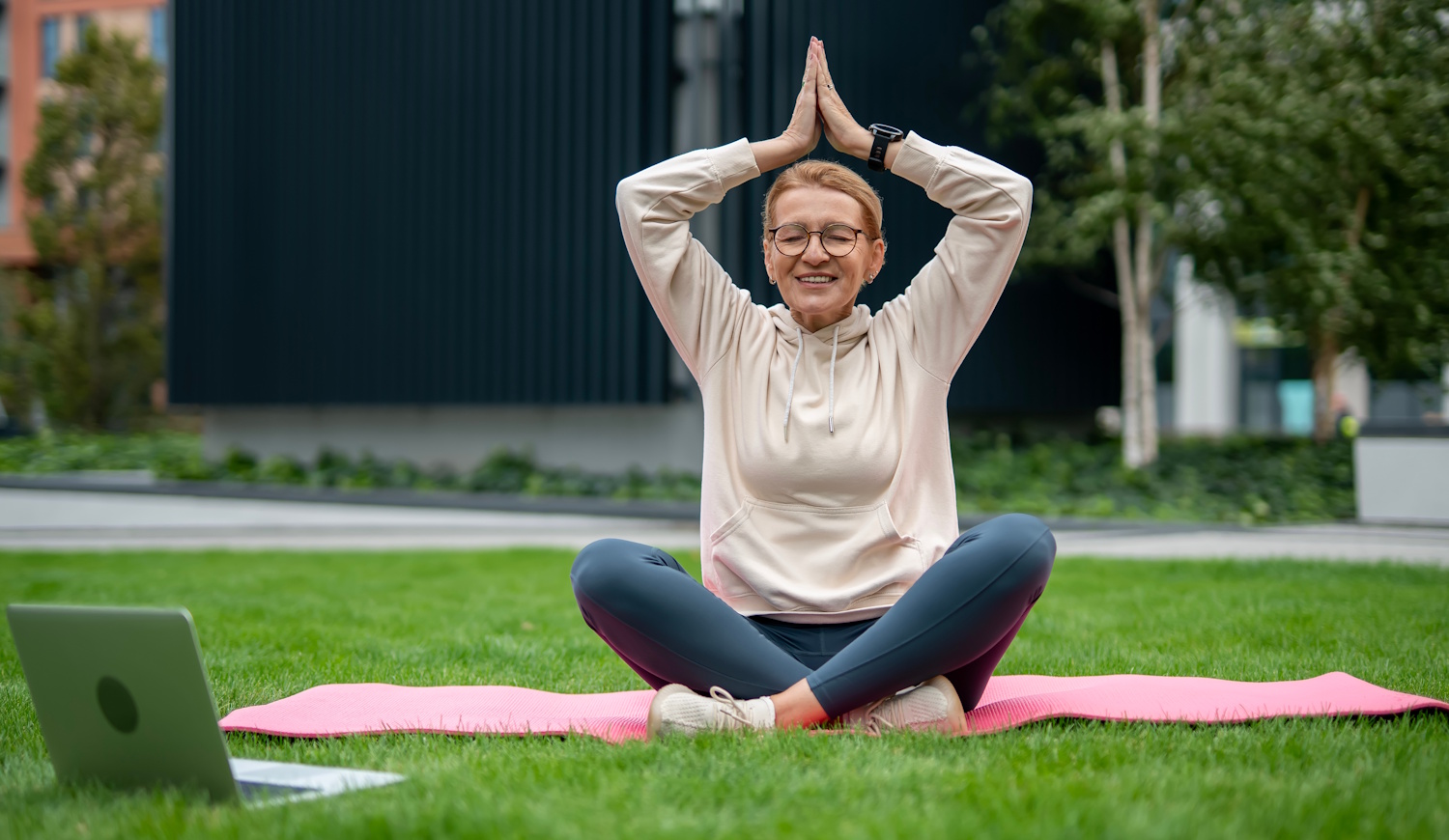 Egy nő sportol a szabadban