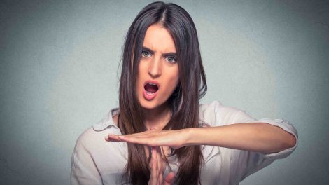 nő mutatja, hogy elég volt, szünetet kér