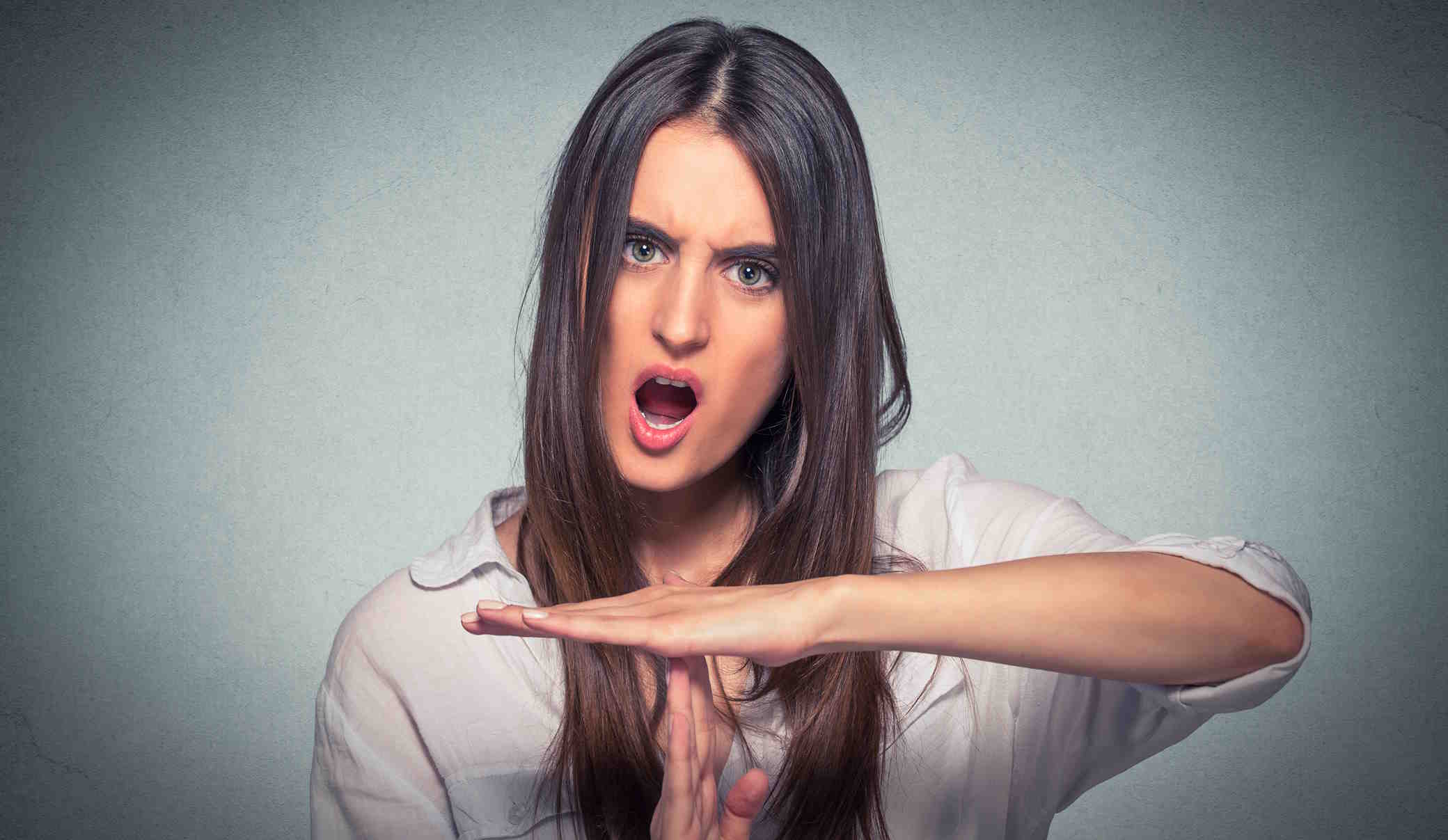 nő mutatja, hogy elég volt, szünetet kér