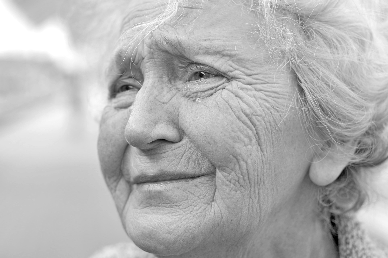 Sír egy idős hölgy örömében