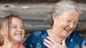 nagymama és unokája nevetnek