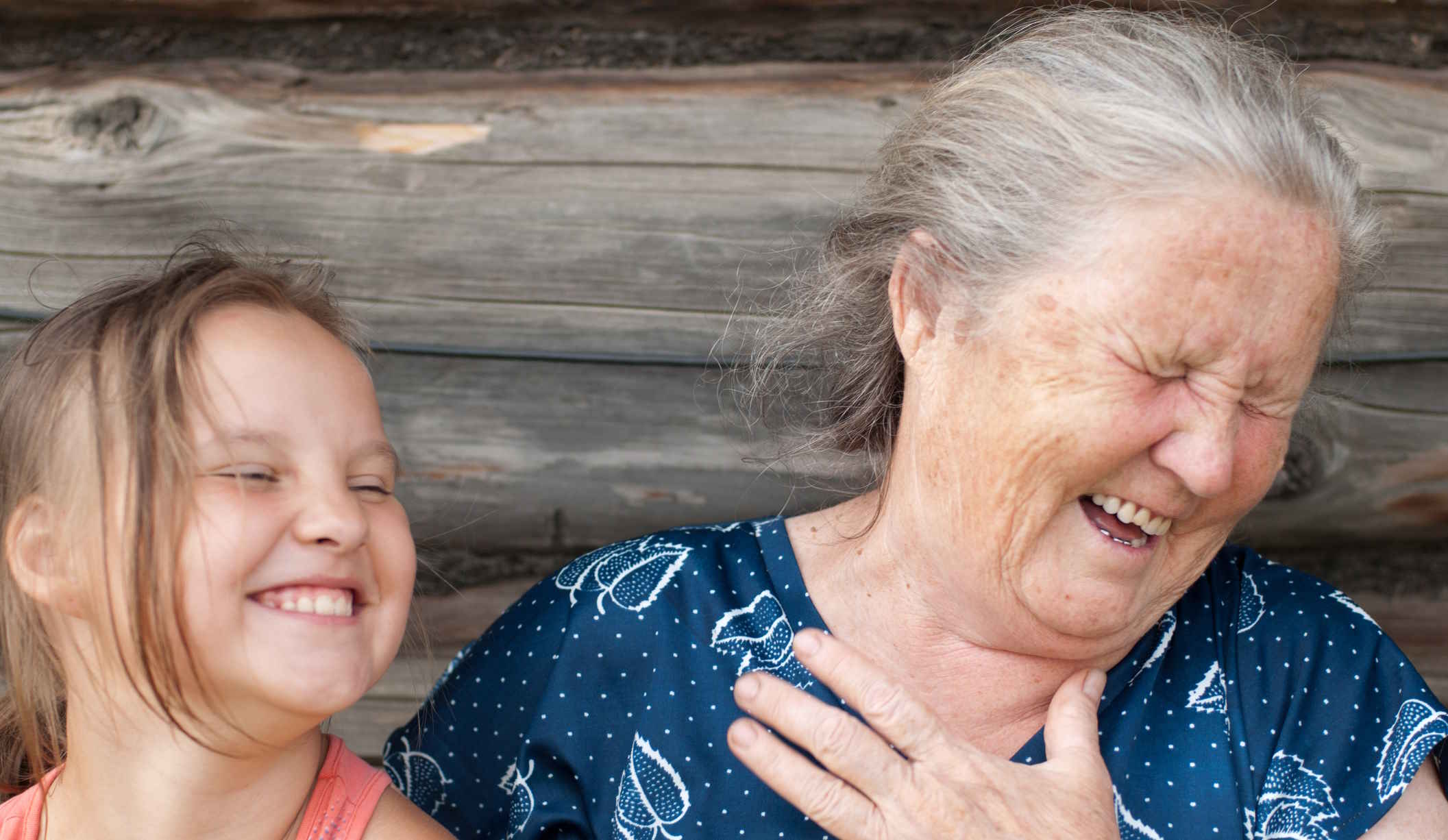 nagymama és unokája nevetnek