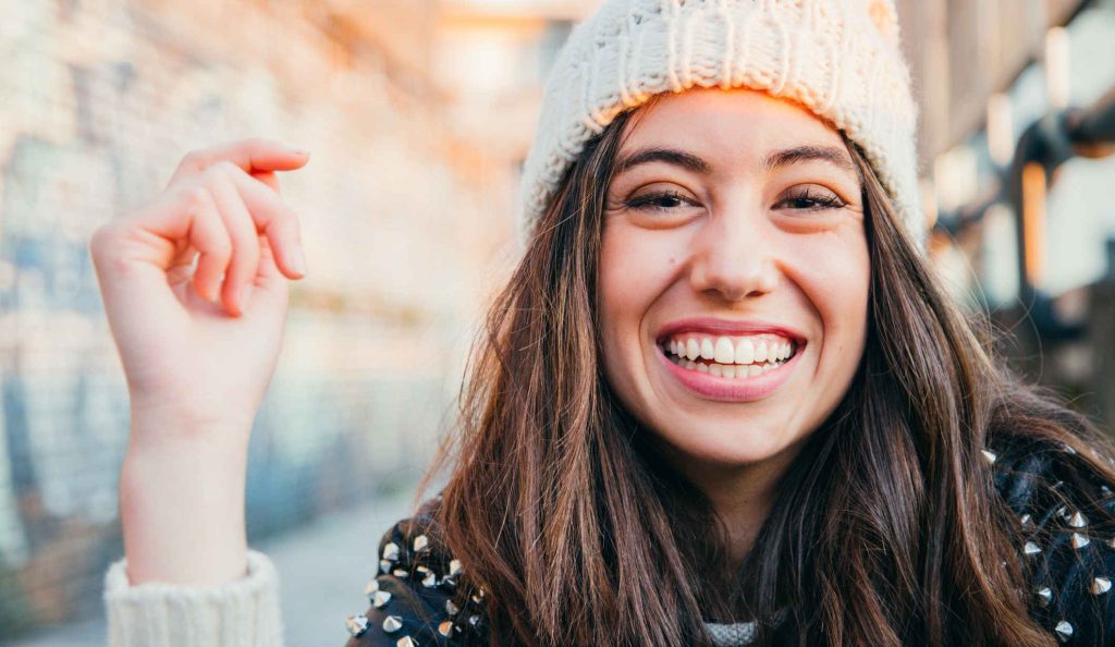 boldog mosolygós nő