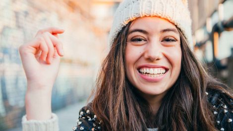 boldog mosolygós nő