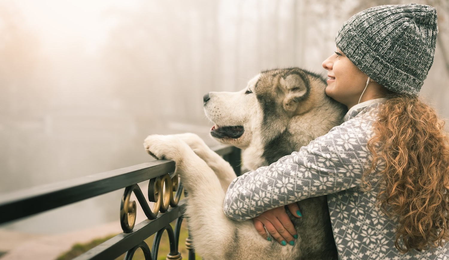 nő öleli át a kutyáját