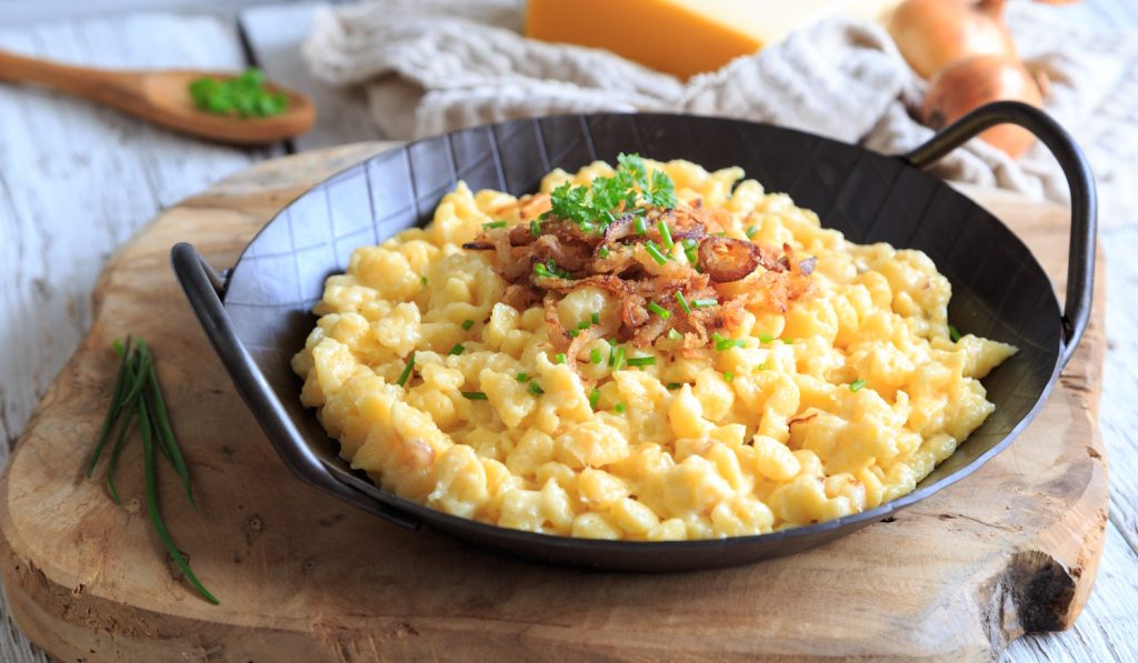 tojásos nokedli serpenyőben szalonnnával a tetején