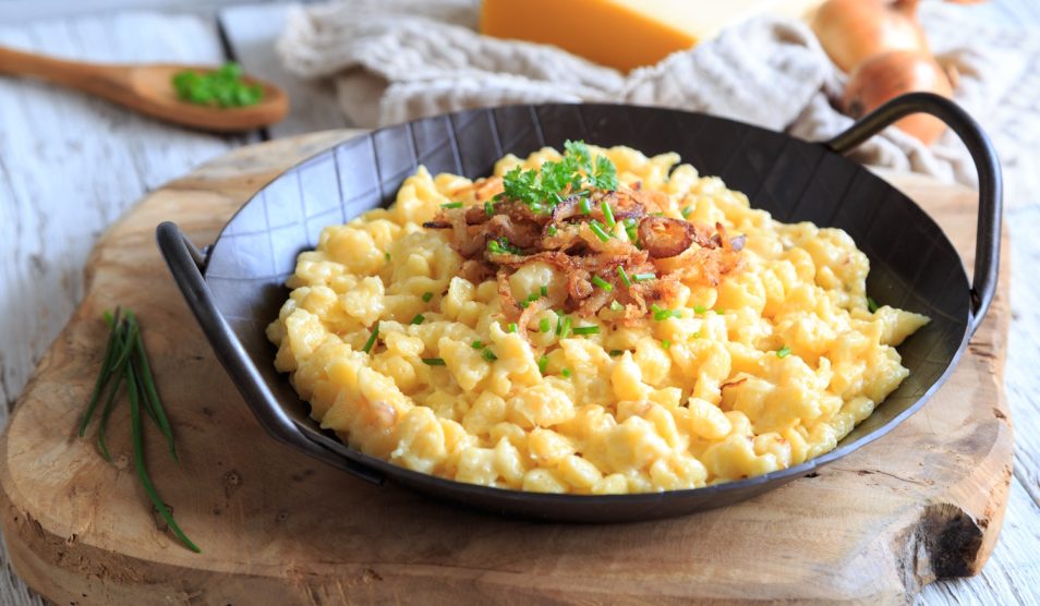 tojásos nokedli serpenyőben szalonnnával a tetején