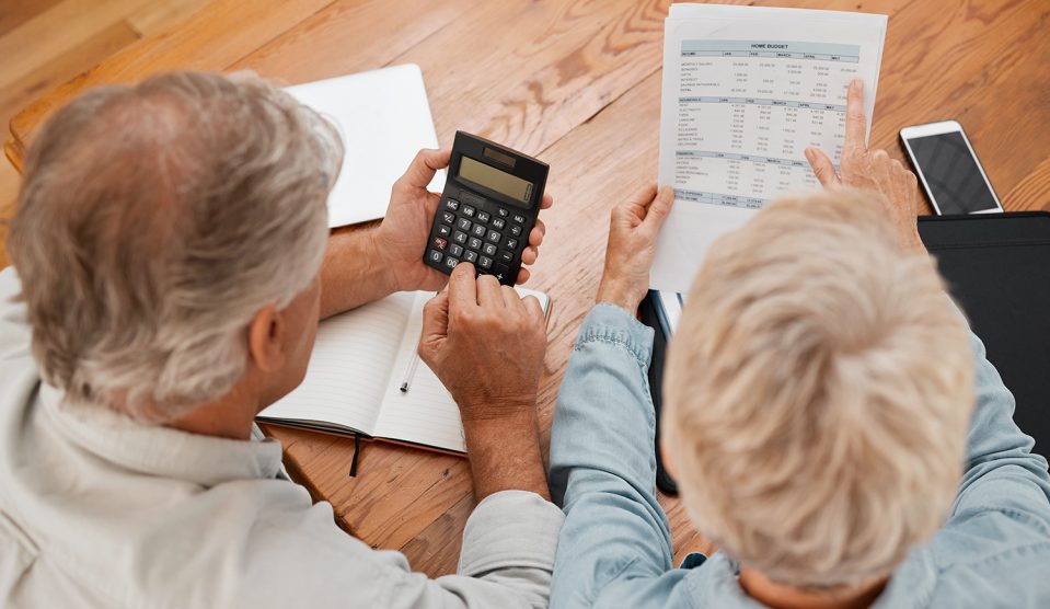 Idős pár a nyugdíjalapot számolja számológéppel