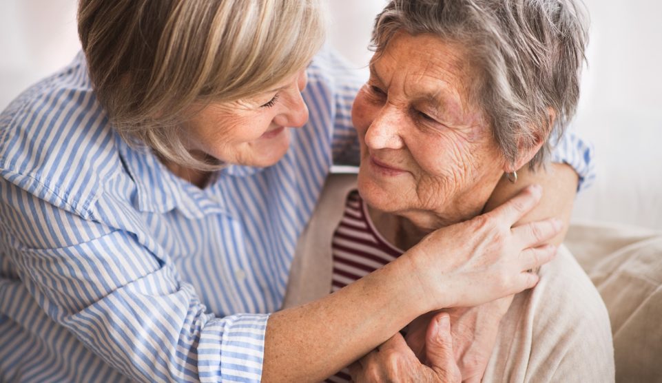 Két hölgy mosolyog egymásra